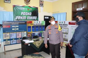 Kasdim 0818 Dampingi Kapolres Batu Tinjau Posko PPKM Mikro Desa Songgokerto