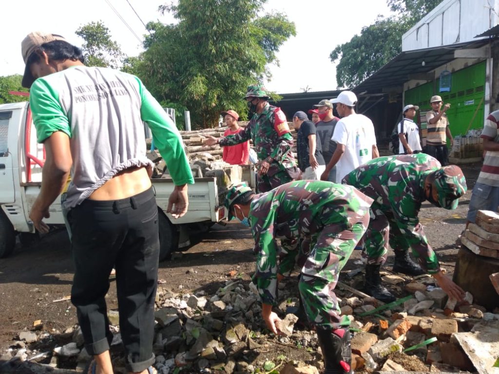 Karya Bakti Koramil 0818/22 Tumpang Bantu Bersihkan Rumah Warga yang Roboh