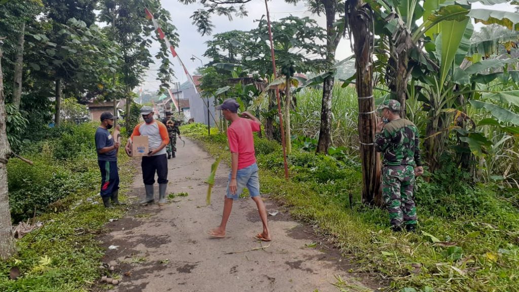 Koramil 0818/20 Tajinan Bersama Warga Laksanakan Pembersihan Jalan