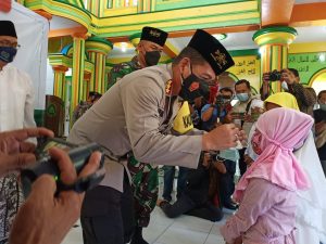 Kapolresta Malang Kota Berbagi Masker dengan Santri Cilik