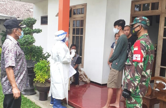 Babinsa Koramil 0818/05 Kepanjen Laksanakan Pendampingan Warga yang di Swab
