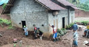 Koramil 0818/03 Kasembon Gerak Cepat Bersihkan Material Longsor