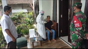 Babinsa Koramil 0818/05 Kepanjen Dampingi Dua Warga Binaan Saat Test Swab