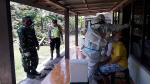 Babinsa Koramil 0818/12 Bantur Dampingi Tim Tracing Contact Saat Swab Warga Binaan