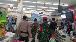 Babinsa Koramil Paiton Operasi PPKM Skala Mikro Pasar Modern