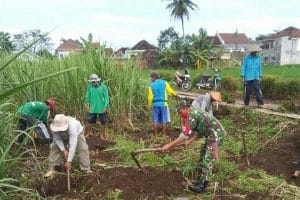 Koramil 0818/32 Wonosari Bersama Warga Bangun Balai Pertemuan Kelompok Tani