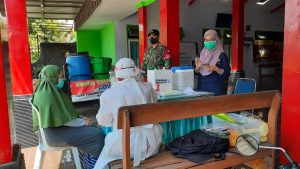 Babinsa Koramil 0818/05 Kepanjen, Dampingi Dua Warga Binaan Test Swab
