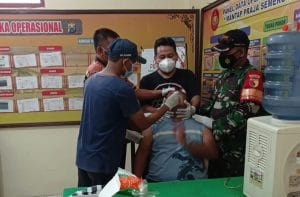 Babinsa Koramil 0818/13 Kalipare Laksanakan Pengawasan Tes Swab Warga Pendatang