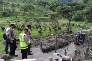 Kapolres Batu Tinjau Pembangunan Plengsengan Pasca Tanah Longsor Pujon