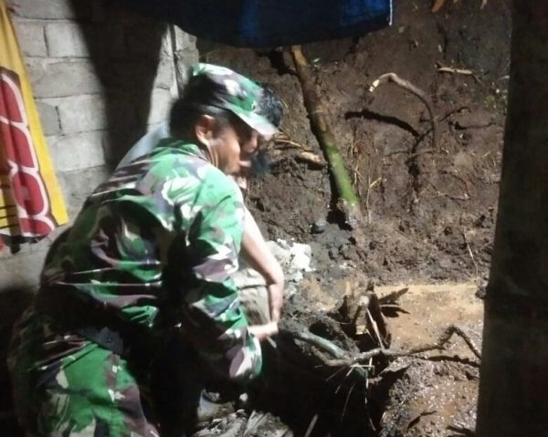 Koramil 0818/05 Kerahkan Prajuritnya Bersihkan Material Rumah Warga Korban Longsor