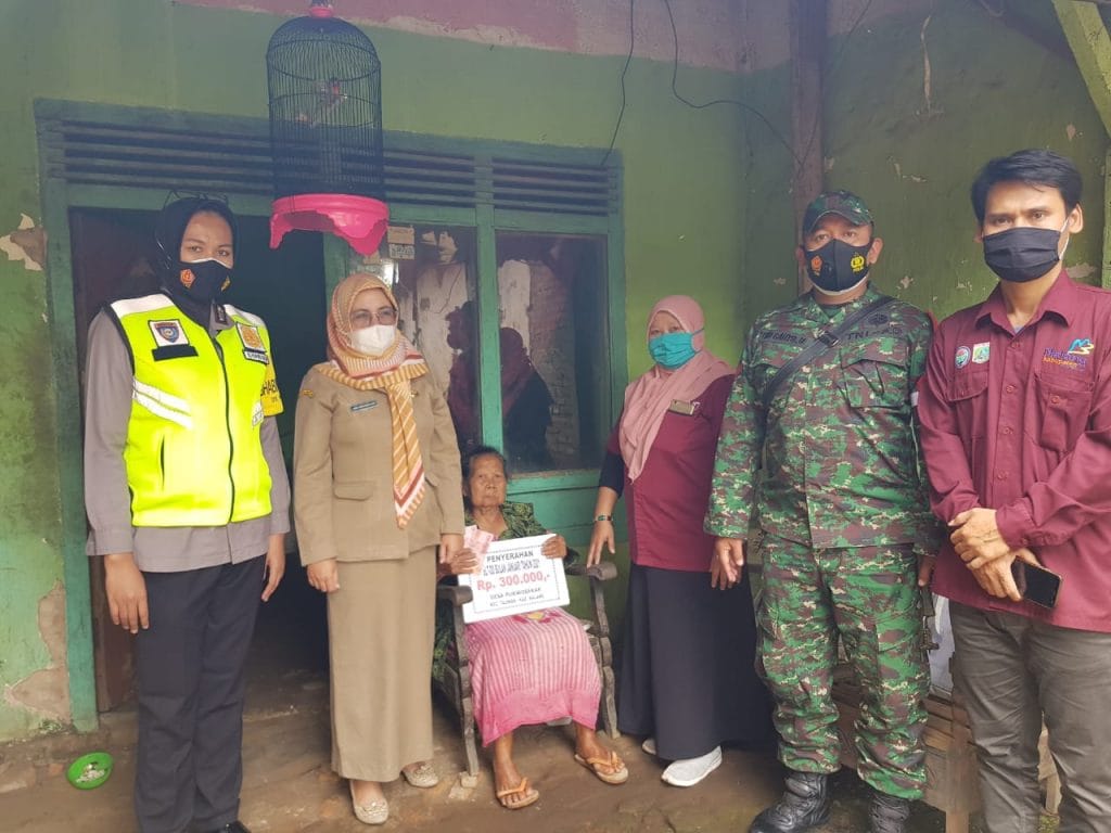 Babinsa Koramil 0818/20 Tajinan Kawal Penyaluran Dana BLT Tahap Pertama