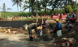 Koramil 0818/13 Kalipare Gelar Kerja Bakti Pembuatan Plengsengan di Area Makam