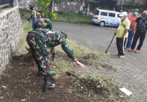 Kantor Ex Dispora Kota Batu Dibersihkan Anggota Koramil 0818/02 Batu