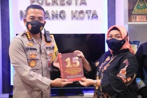 Kapolresta Malang Kota Terima Buku 15 Finalis Kompetisi Inovasi Pelayanan Publik 2020
