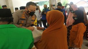 Kapolres Malang bersama PAC Ansor Pagelaran Bagikan 224 Paket Sembako untuk Kaum Duafa