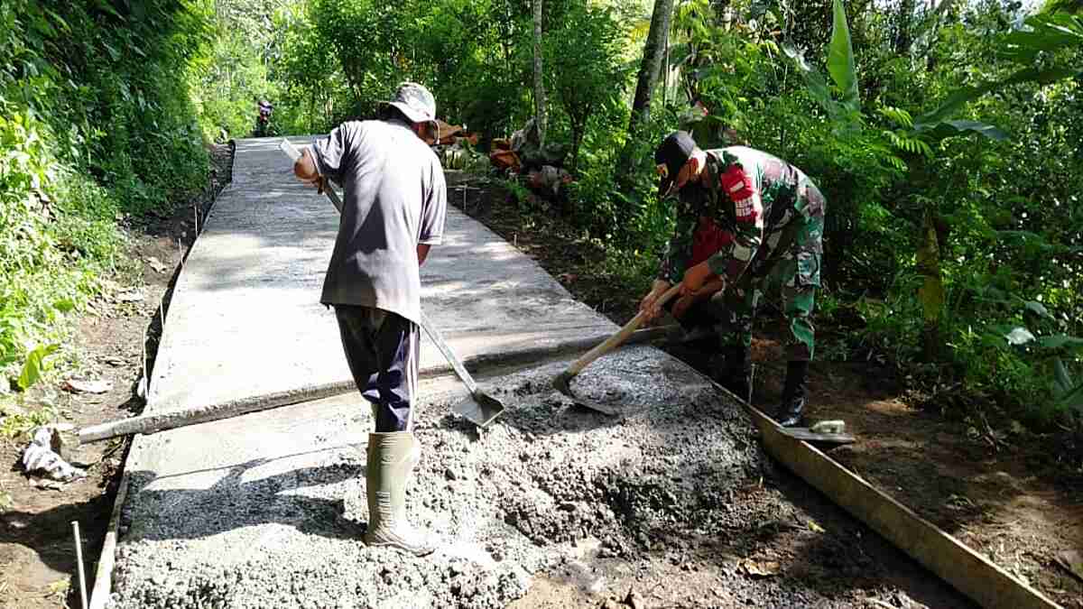 Koramil 081830 Tirtoyudo Turunkan Prajuritnya Bantu Pengecoran Jalan