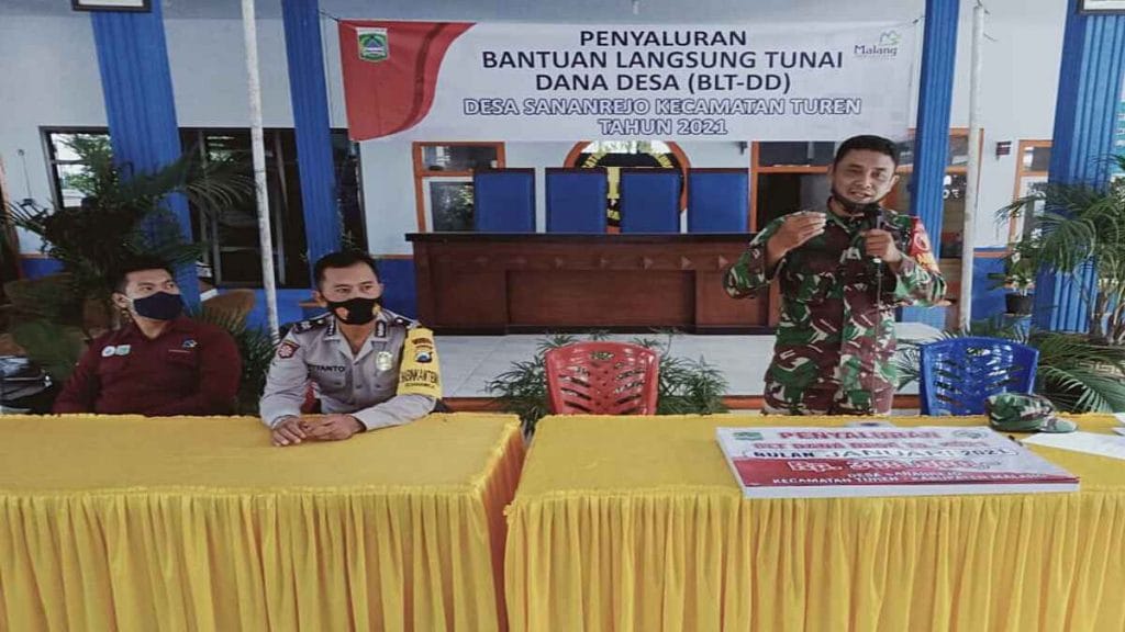 Koramil 0818/14 Turen Utamakan Prokes Saat Penyaluran Dana BLT