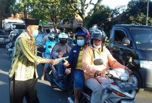 Sambil Ngabuburit, KB Samsat Malang Kota Sebar Brosur Diskon Ramadhan 2021 ke Masyarakat Pengendara