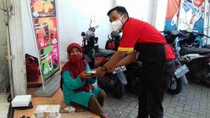 Alfamart Bagikan Nasi Kotak Sebagai Bekal Berbuka Puasa