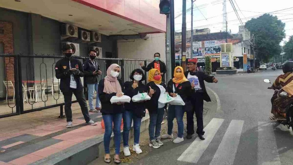 Artis dan Kru Barata Nada Group Berbagi Takjil