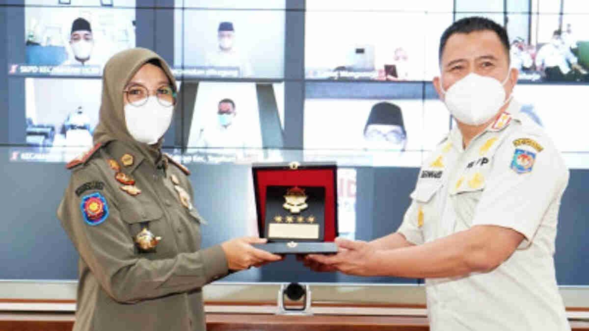 Bupati Ipuk Terima Karya Bhakti Peduli Satpol PP Dari Kemendagri