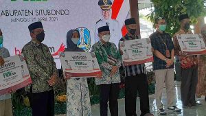 Bupati Karna Salurkan Bantuan PKH Plus Kepada Ribuan Lansia