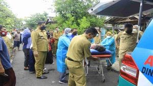 Gerak Cepat Habib Hadi Turut Evakuasi Warganya yang Sakit