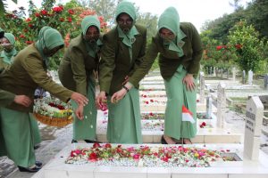 Persit Kasdivif 2/Kostrad, Tabur Bunga di Taman Makam Pahlawan Suropati