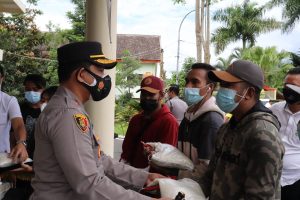 Kapolres Batu Serahkan 50 Paket Beras untuk Warga Asal NTT