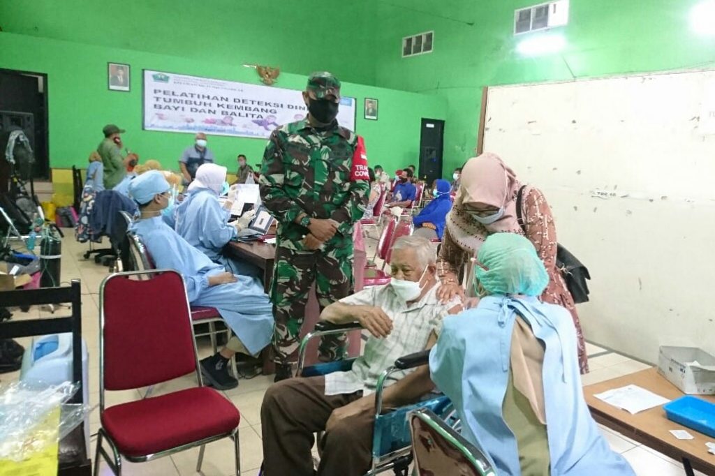 Babinsa Koramil 0833/05 Lowokwaru Laksanakan Pendampingan Vaksinasi Khusus Lansia