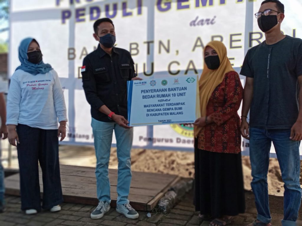 Apersi Bersama BTN Salurkan Bantuan Bedah Rumah 10 Unit Korban Gempa Malang