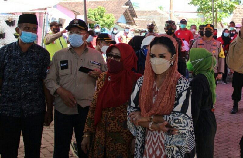 Diva Indonesia Krisdayanti Tinjau Pembangunan Rumah Tunggu Korban Gempa Malang