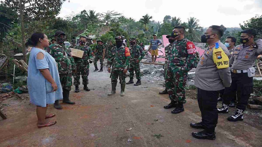 Kapolres Malang dan Dandim 0818 Beri Bantuan Warga Terdampak Gempa di Desa Sumbertangkil