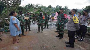 Kapolres Malang dan Dandim 0818 Beri Bantuan Warga Terdampak Gempa di Desa Sumbertangkil