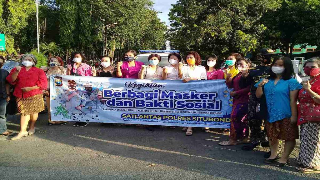 Komunitas Tionghoa Bagi Takjil dan Nasi Kotak