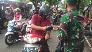 Masuk Zona Aman Covid-19, Babinsa Besuk Bersama Satgas Tetap Gelar Patroli PPKM