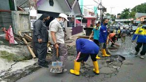 Pemkab Jember Mulai Tambal Jalan Berlubang