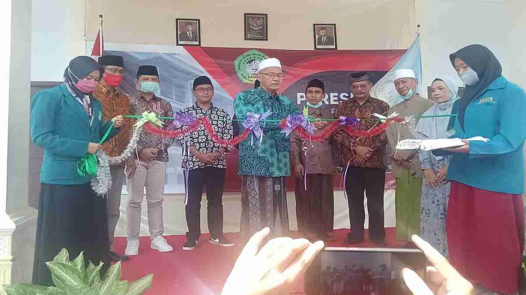 Pengasuh Ponpes Darussalam dan Rektor IADA Resmikan Kampus II