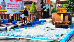 Polres Blitar Kota Musnahkan Ribuan Botol Miras