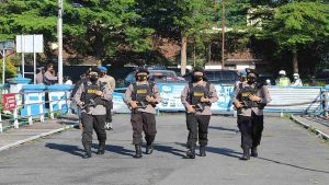 Polwan Kediri Bersihkan Cagar Budaya, Tempat Ibadah dan Bagi-bagi Masker
