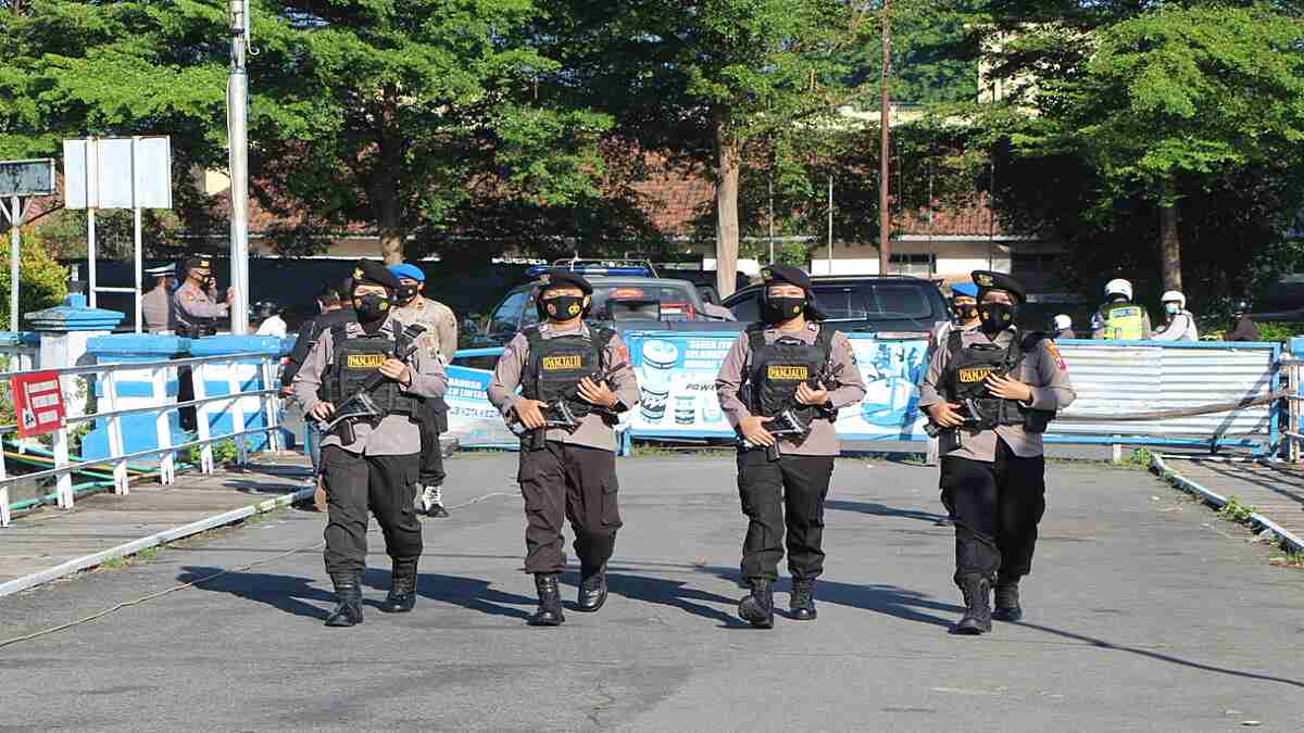 Polwan Kediri Bersihkan Cagar Budaya, Tempat Ibadah dan Bagi-bagi Masker