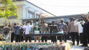Ribuan Botol Miras dan Puluhan Knalpot Brong Dimusnahkan