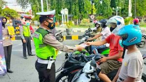 Satlantas Situbondo Sebar Brosur Imbauan Tidak Mudik