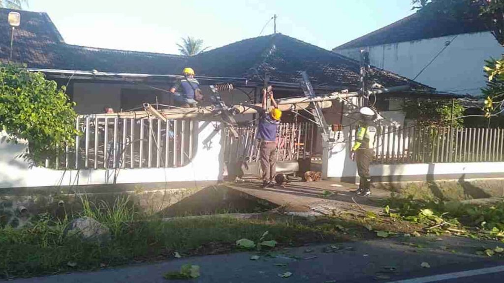 Tiang Listrik Roboh Timpa Rumah Warga