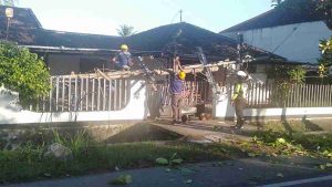 Tiang Listrik Roboh Timpa Rumah Warga
