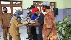 Warga Tarokan Terima Bantuan Benih Padi Varietas Inpari 32