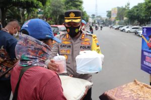 Polisi Kota Batu Serentak Bagikan 1000 Takjil dan 100 Paket Beras
