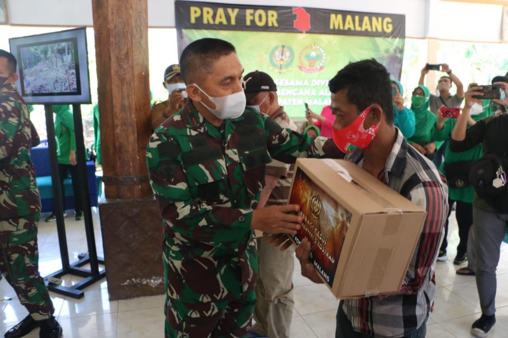 Pangdivif 2 Kostrad Bantu Warga Terdampak Gempa di Desa Tirtoyudo