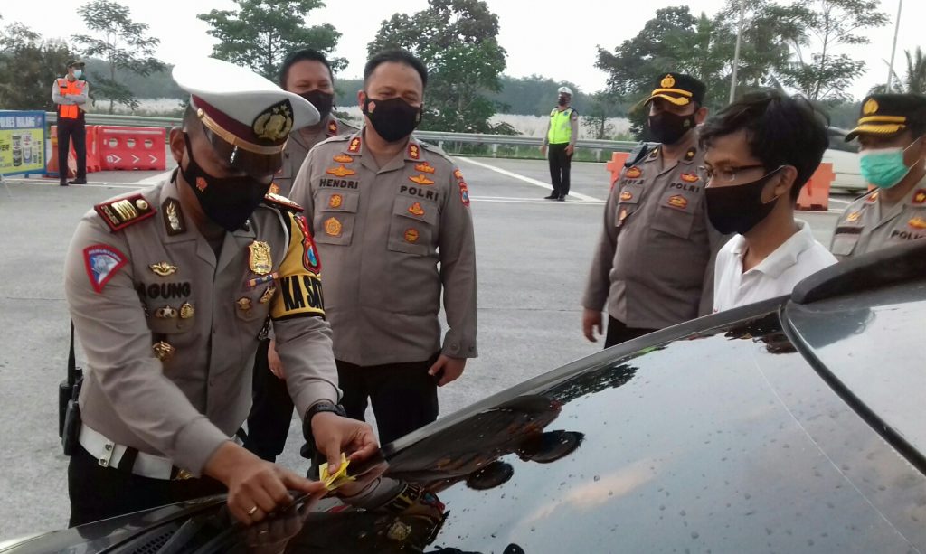 Pemasangan Stiker Bebas Covid-19 Jatim dan Tes Swab Antigen Secara Acak di Exit Tol Singosari