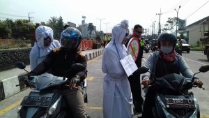 Hantu Pocong Berkeliaran di Depan Posyan dan Exit Tol Singosari